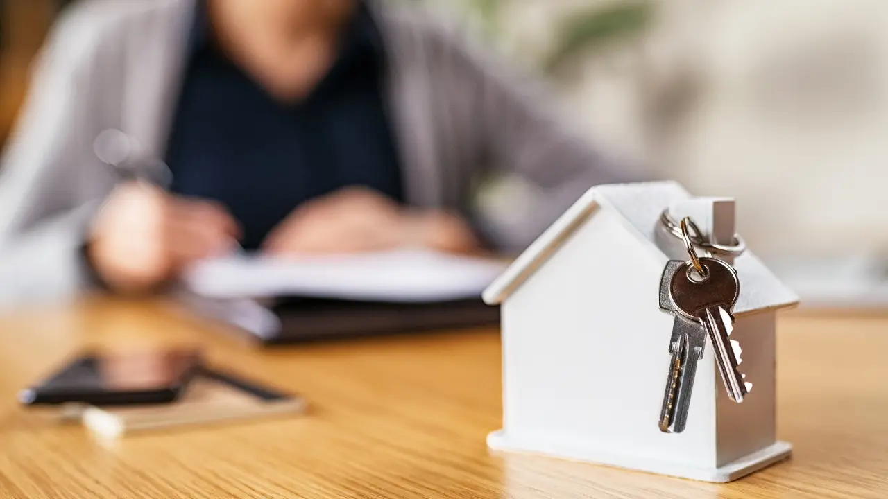 Essential Pest Control Checklist for New Homeowners the new homeowners are reading the pest control checklist