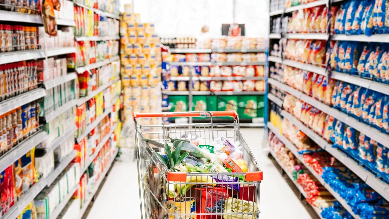 Why Supermarkets Must Be Extra Vigilant Against Pests This Summer A shopping cart positioned in a grocery store aisle, emphasizing supermarket pest control measures.